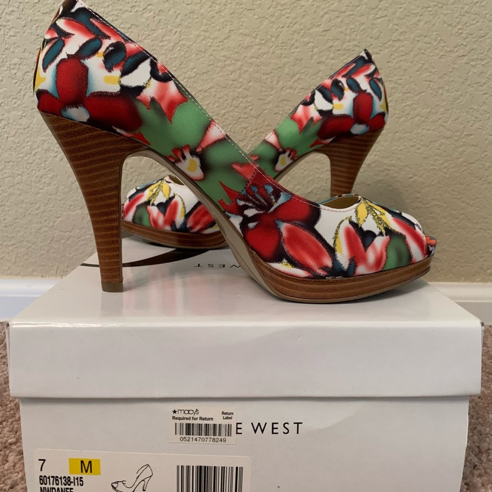 Nine West Flower pattern peep toe. Size 7